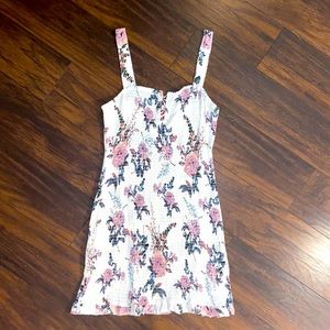 Floral GUESS dress. Fitted. Size Medium